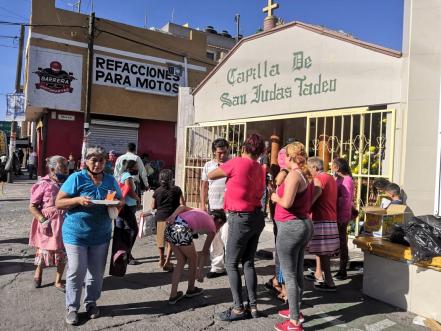 Pese a Covid-19, devotos acuden a capilla para venerar a San Judas en capital de SLP
