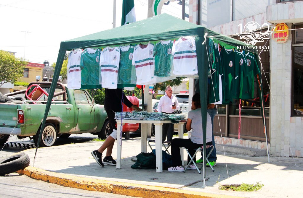 Ambulantes “hacen su agosto” con playeras piratas de la selección