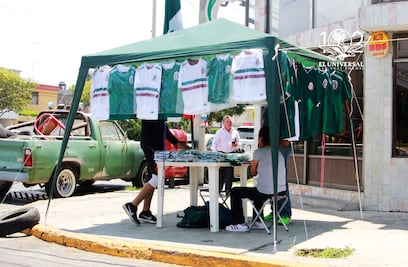 Ambulantes “hacen su agosto” con playeras piratas de la selección