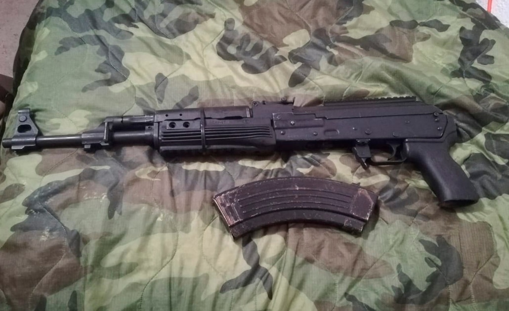 Aseguran armas largas en caseta de cobro