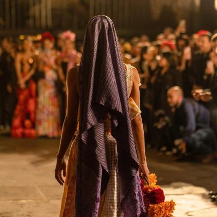 Enamora rebozo de Santa María del Río, SLP, en la gala de Día de Muertos de Vogue