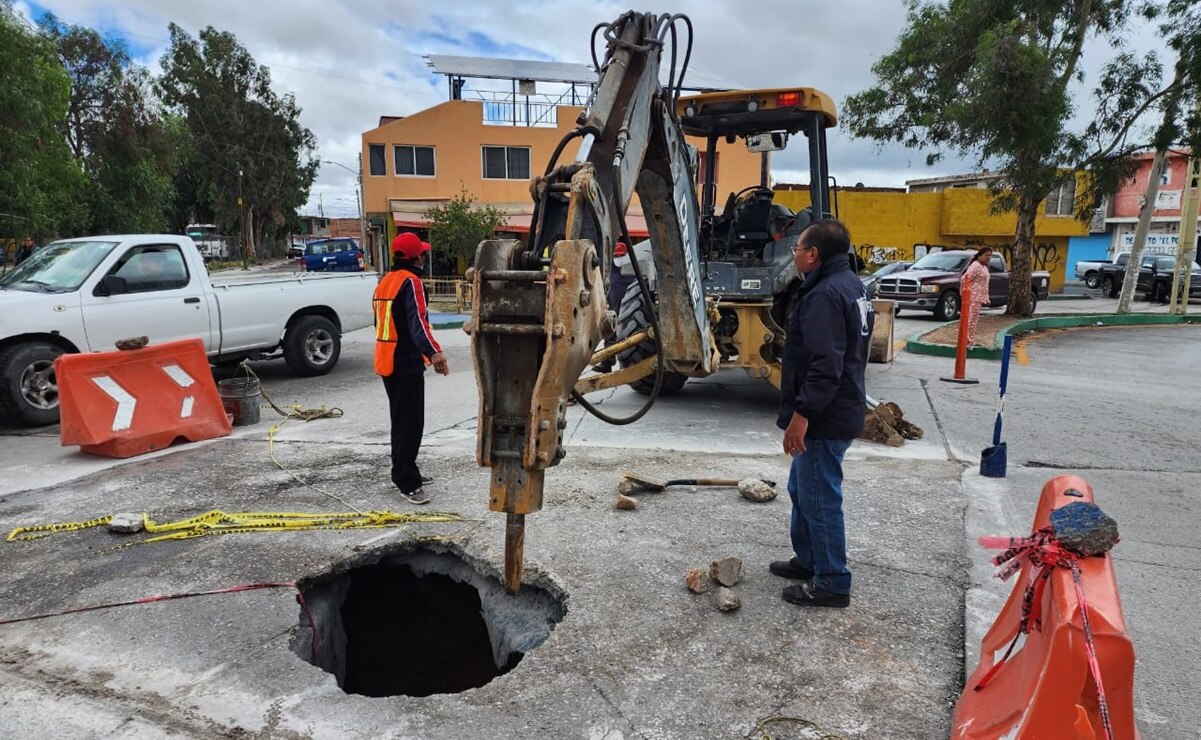 Tras fuertes lluvias, aparece socavón en colonia Los Silos de la capital de SLP