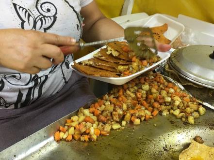 Tacos rojos de "Los Agachados", una tradición de la gastronomía potosina para deleitar el paladar