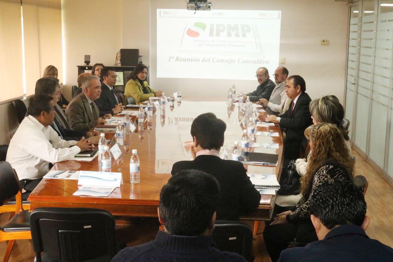 Presentan estrategia de formación continua para docentes