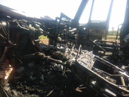 Llamas consumen tráiler en supercarretera a Rioverde 