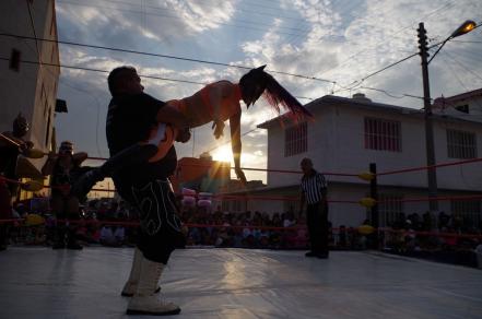 Del barrio para el barrio: Lucha Libre en la calle