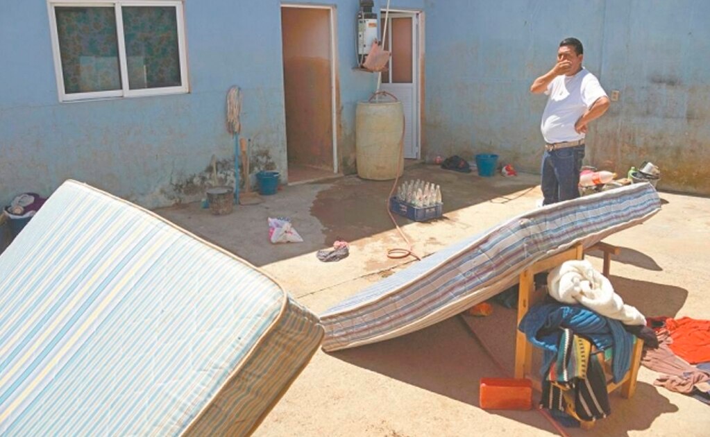 Habitantes de Juxtlahuaca tuvieron que sacar hasta los colchones que fueron alcanzados por el agua, para ver si aún pueden ser reutilizados. Foto/EDWIN HERNÁNDEZ. EL UNIVERSAL