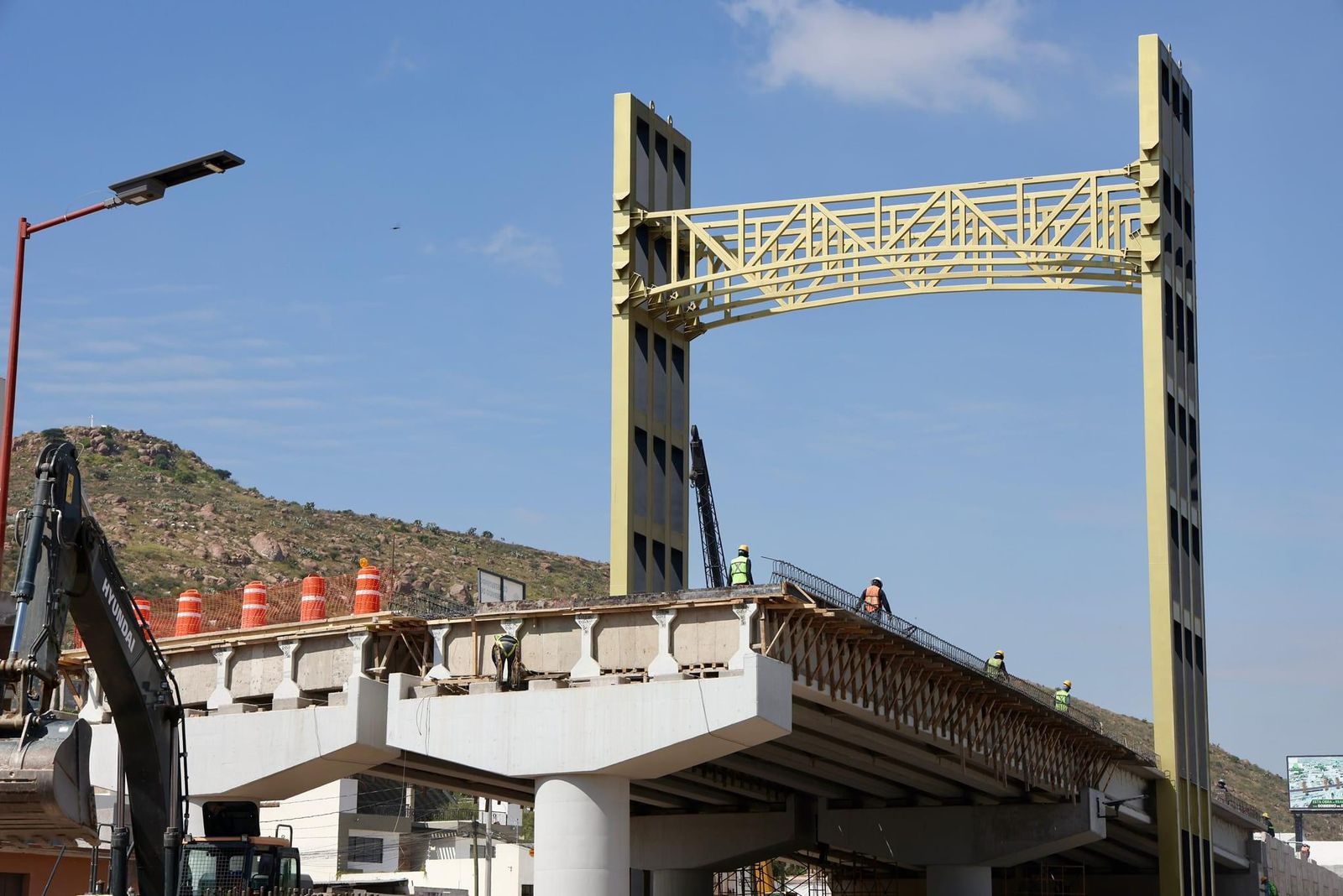 Avanza construcción del nuevo puente atirantado en SLP