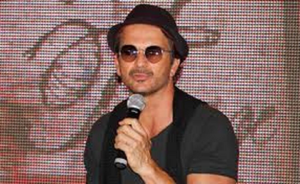 Ricardo Arjona suspende su gira y demanda a empresario