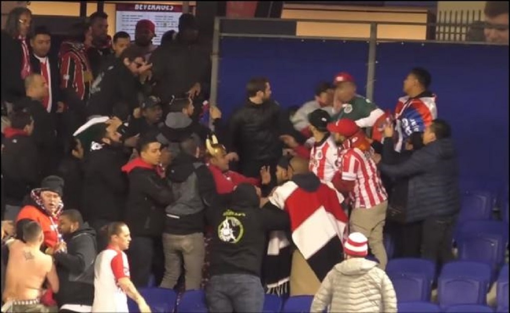 Aficionados de Chivas y Red Bulls se enfrascan a golpes