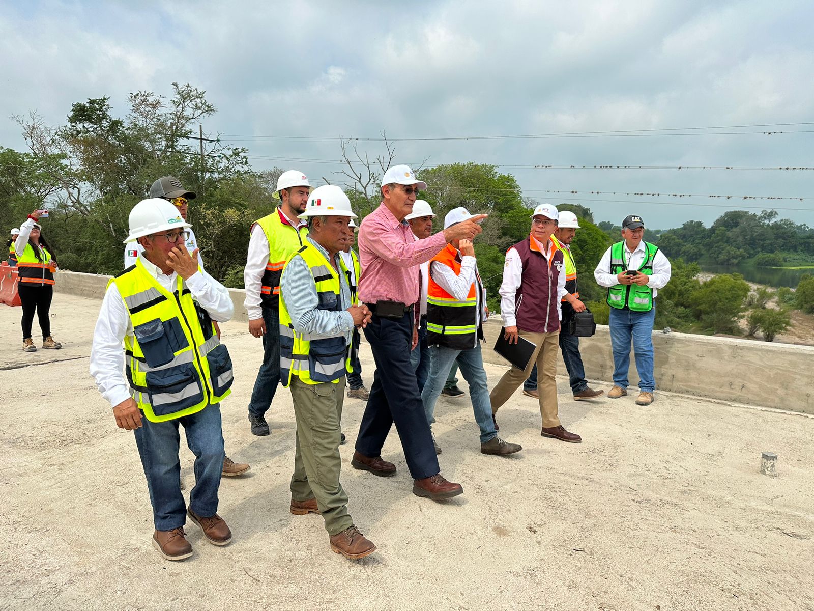 Autoridades de la SICT supervisan ampliación de carretera Valles-Tamazunchale; lleva 28% de avance. Foto: Especial