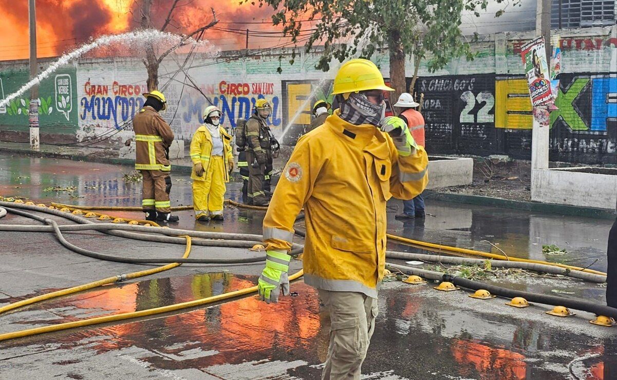 Enfrentan Bomberos crisis por número de incendios en SLP; 65% se originan en lotes baldíos 