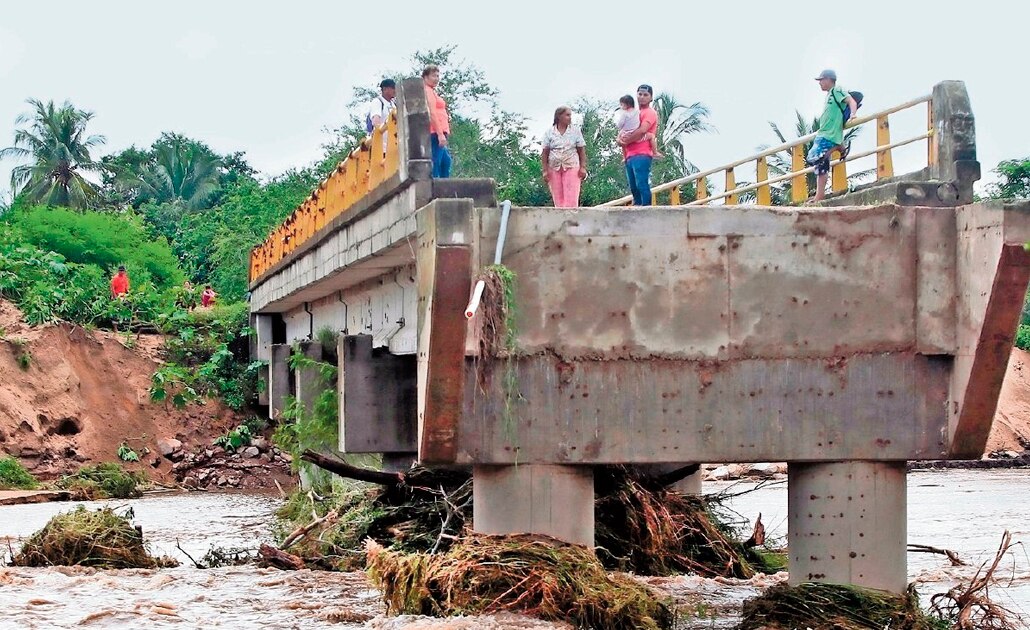 La tormenta tropical Willa , que golpeó con vientos de hasta 220 kilómetros por hora a estados como Jalisco, Colima y Michoacán, en octubre pasado, provocó el desplazamiento de entre 11 mil y 13 mil personas. ARCHIVO EL UNIVERSAL