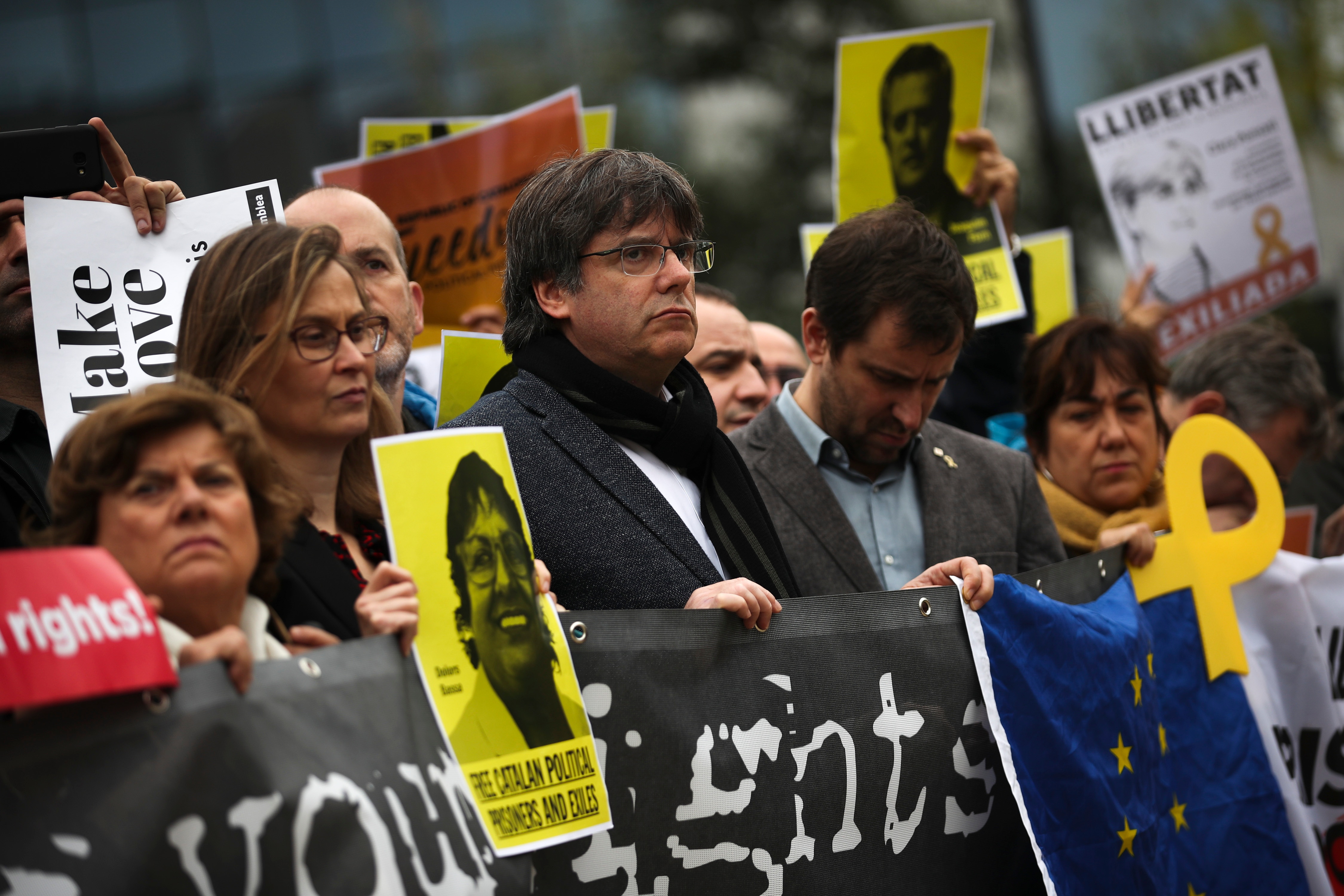 Puigdemont protesta en Bruselas por condena a líderes separatistas