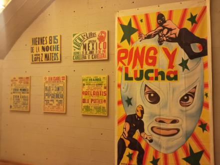 Rótulos y anuncios, una representación artística de la iconografía callejera mexicana