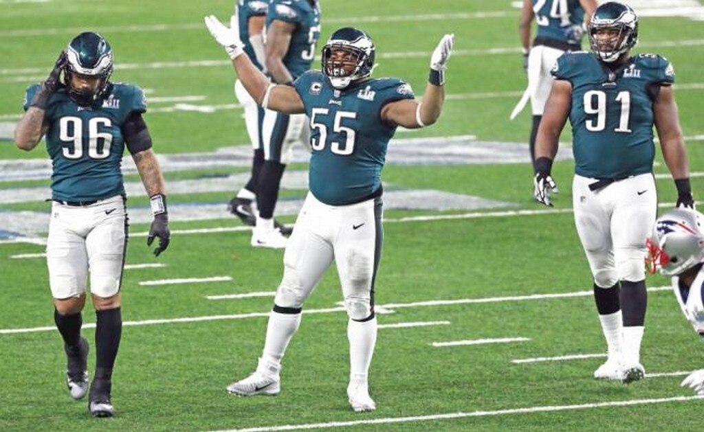 El defensivo (55) provocó la pérdida de balón de Tom Brady. (STREETER LECKA. AFP)