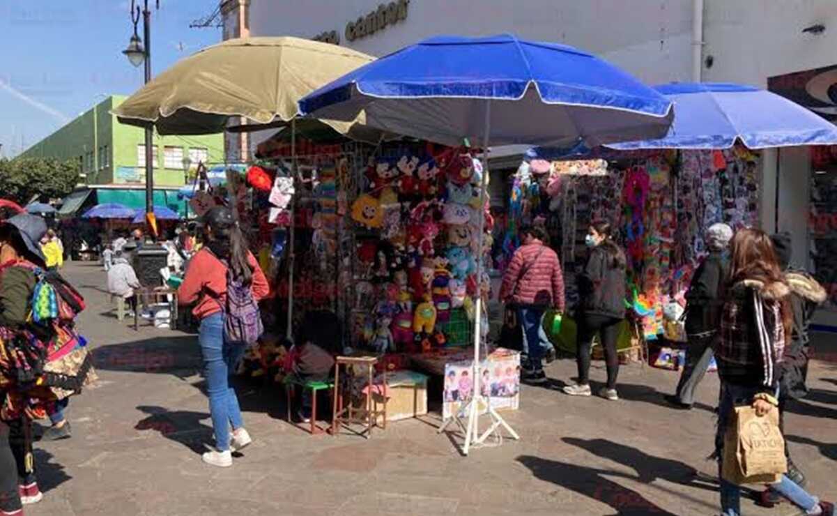 Los comerciantes en regla lamentan que los informales ganen incluso más que ellos en el Centro Histórico de SLP. Foto: Especial