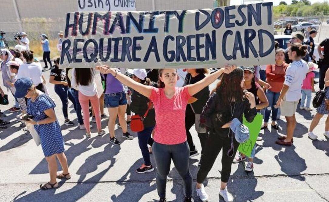 Un grupo de personas protesta en El Paso, Texas, contra la política migratoria del presidente Donald Trump de separar a niños de sus familias.