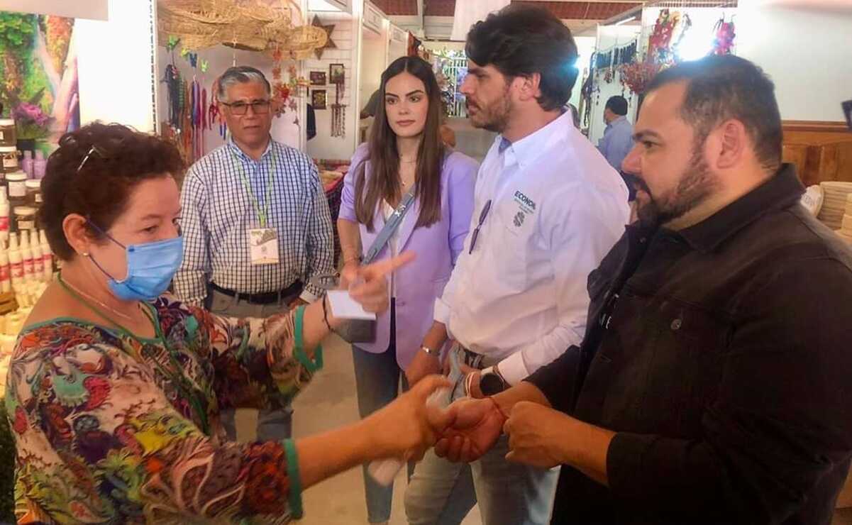 Diseñador Benito Santos recorre la Fenapo junto a Ximena Navarrete y Juan Carlos Valladares