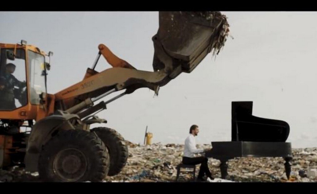  Pianista toca en un basurero para advertir sobre la necesidad de reciclar