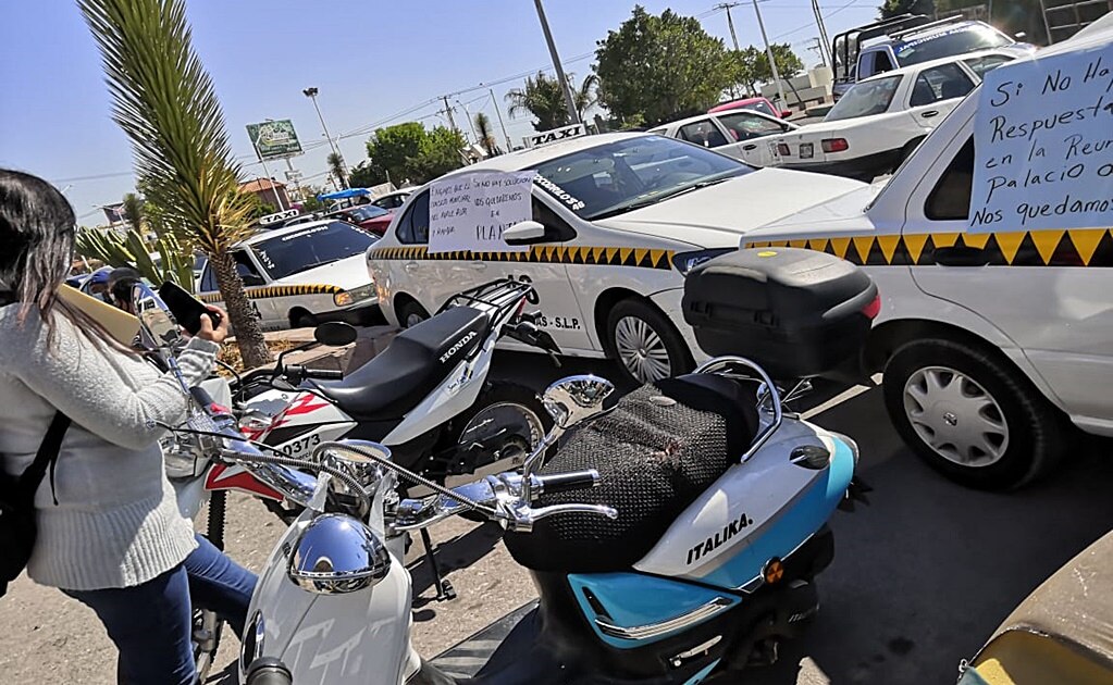 Taxistas se manifiestan en estacionamiento de Unidad Administrativa Municipal