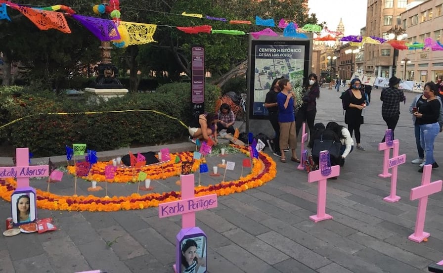 “Las muertas también cuentan”, llenarán de cruces moradas la Plaza de Armas este Día de Muertos en SLP