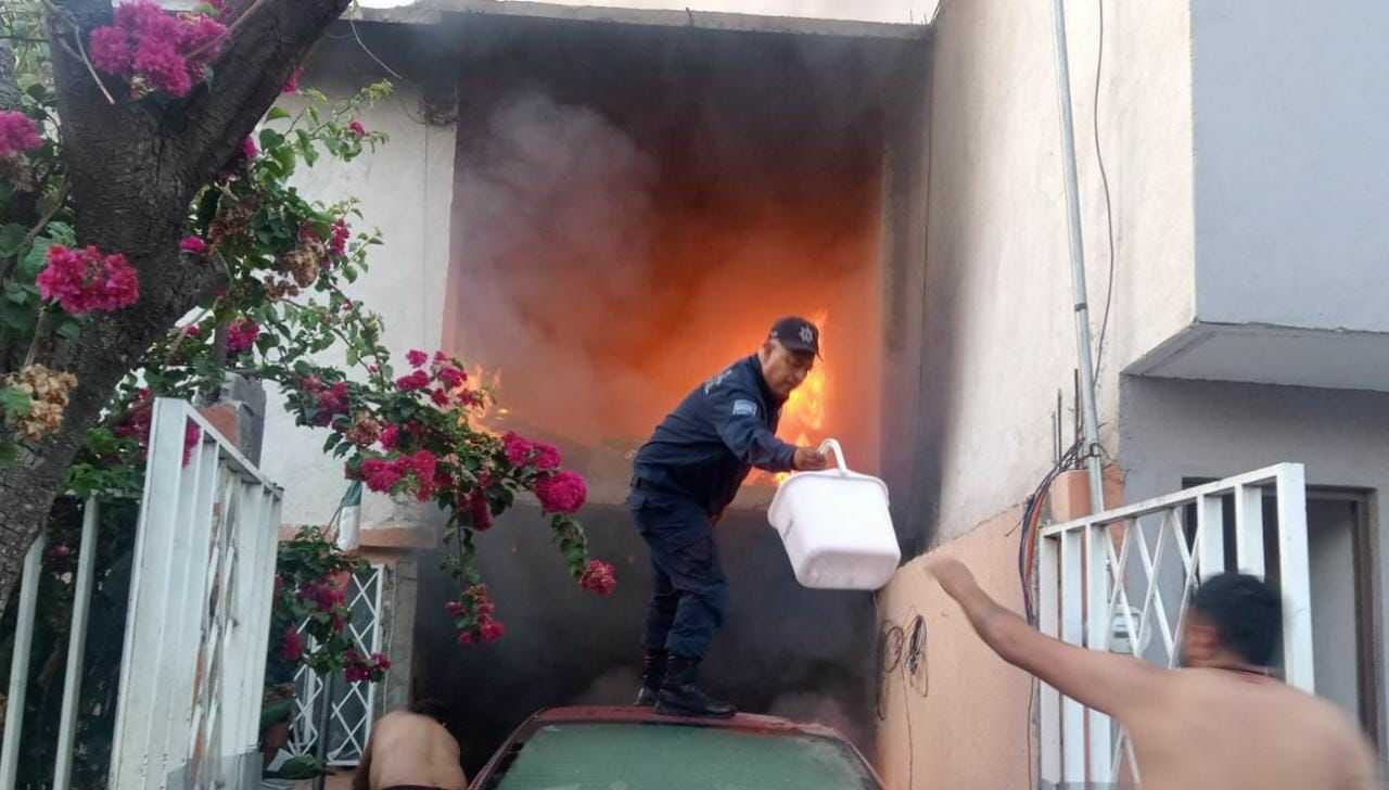 Sofocan incendio al interior de una vivienda en la capital de SLP; no se reportan heridos