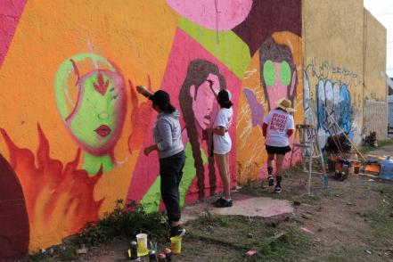 Feministas terminan uno de 4 murales que pintarán en Zona Metropolitana de SLP