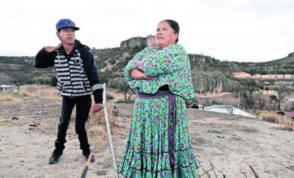 Genaro González Bustillo usa una muleta de metal para apoyarse. Su mamá Maribel González dice que para motivar a su hijo a que se quedara en el pueblo lo llevó a la tienda en la que trabaja casi 10 horas, pero señala que no le agradó (LUIS CORTÉS)