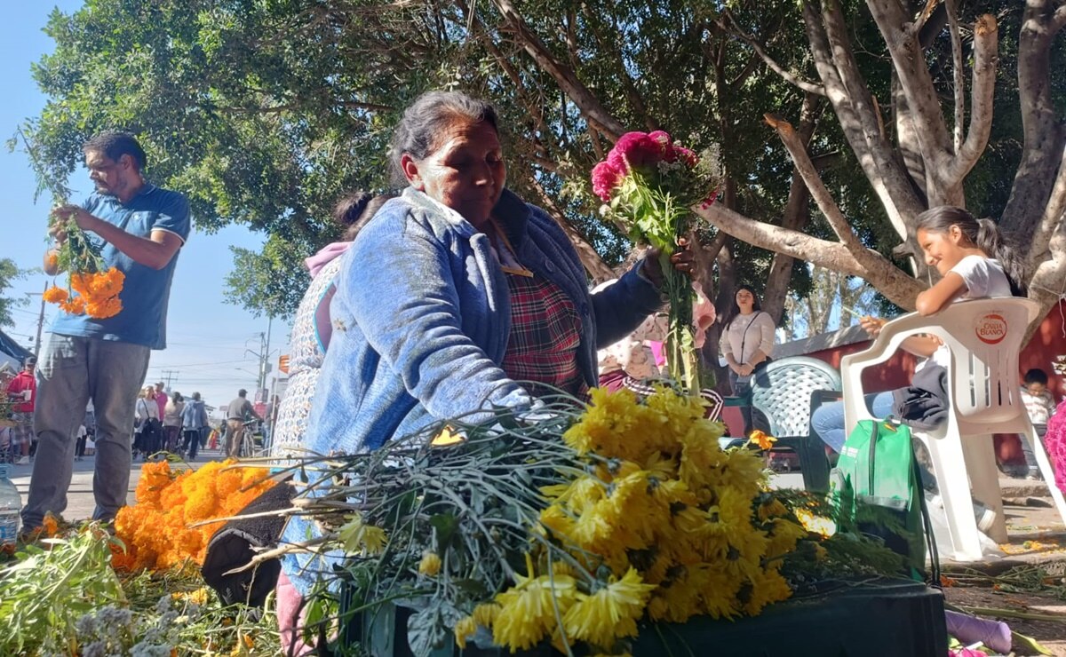 Comerciantes de cempasúchil en el panteón Españita de SLP