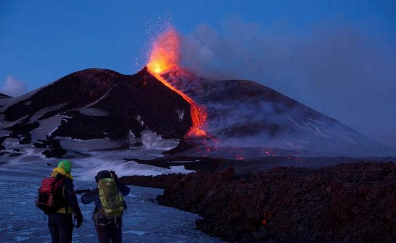  Volcán Etna entra en erupción; cierran aeropuerto en Italia
