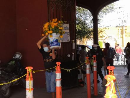 Antes del cierre de panteones en capital de SLP, familias van a El Saucito a adornar tumbas