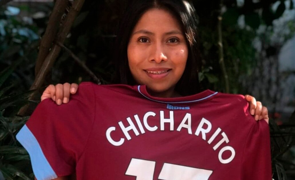 Yalitza recibe jersey del West Ham con nombre de 'Chicharito'