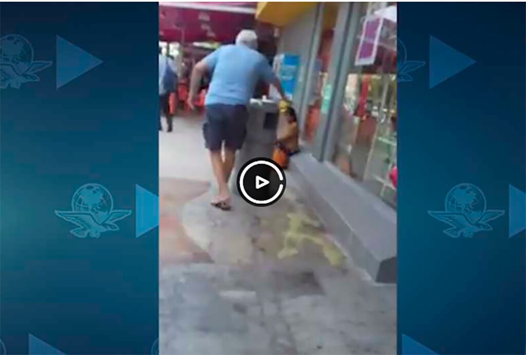 Graban a sujeto cuando rocía líquido para ahuyentar a niña de tienda en Cancún
