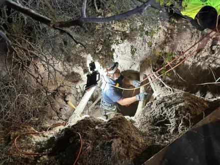 Tras 12 horas, rescatan a hombre de la tercera edad que cayó a una grieta en Venado