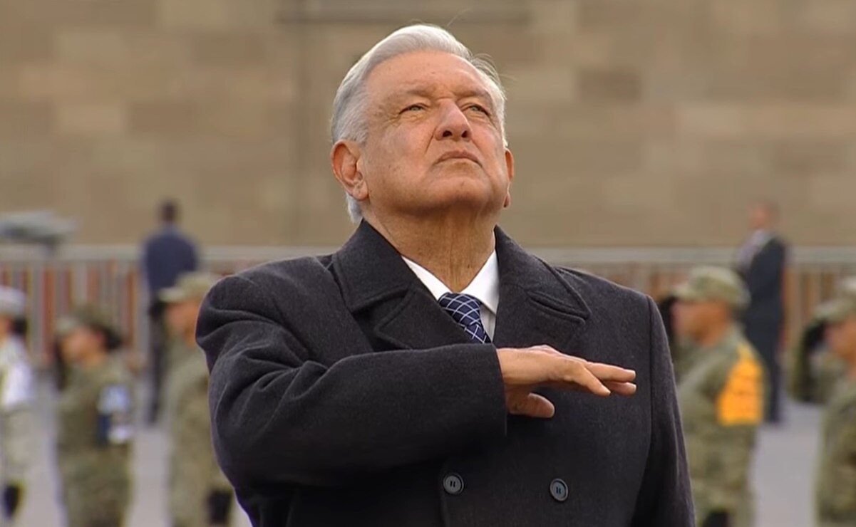 AMLO iza la bandera del Zócalo en memoria de las víctimas de los sismos de 1985 y 2017