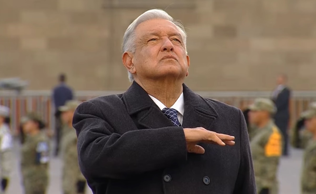 López Obrador en el izamiento de bandera en memoria de víctimas de los sismos de 1985 y 2017. Foto: Captura de video
