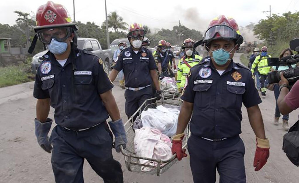 Sube a 99 la cifra de muertos por erupción del Volcán de Fuego en Guatemala