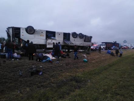 Vuelca autobús en carretera Matehuala 