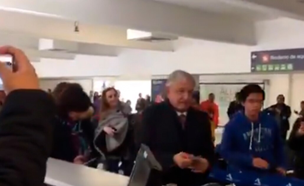 Llega AMLO con retraso al aeropuerto... pero se da tiempo para selfies