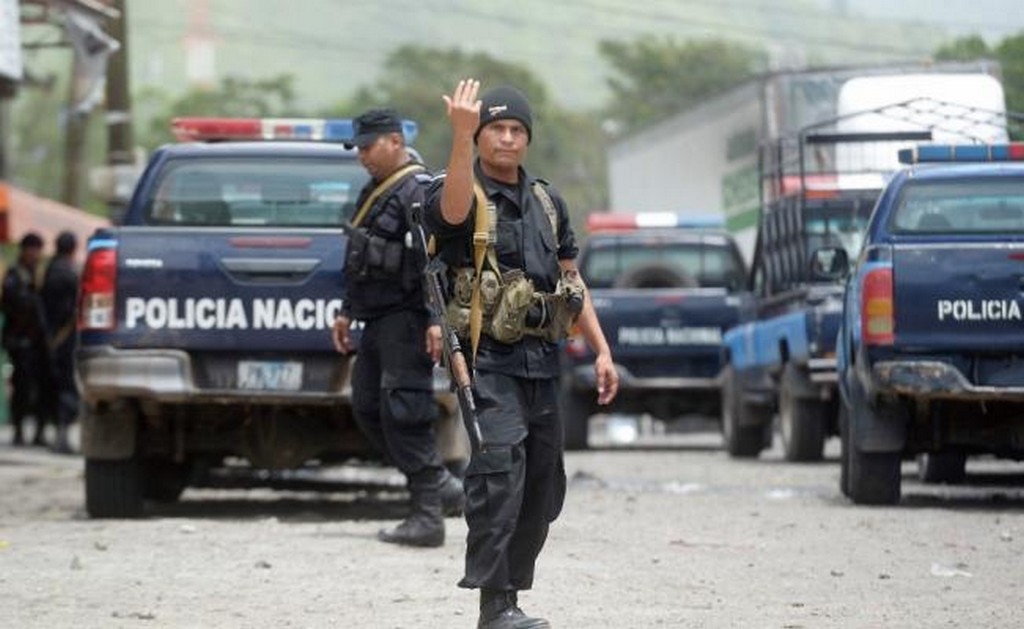 Miembros de las Fuerzas Especiales de Nicaragua patrullan una calle después de que ayer se registraran enfrentamientos con manifestantes opuestos al gobierno del presidente Daniel Ortega, en el barrio de Sandino, en Jinotega. (MARVIN RECINOS. AFP)