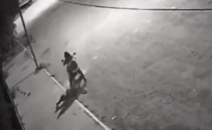 VIDEO. Hombres a bordo de moto abandonan cadáver en la colonia Infonavit Abastos de SLP 