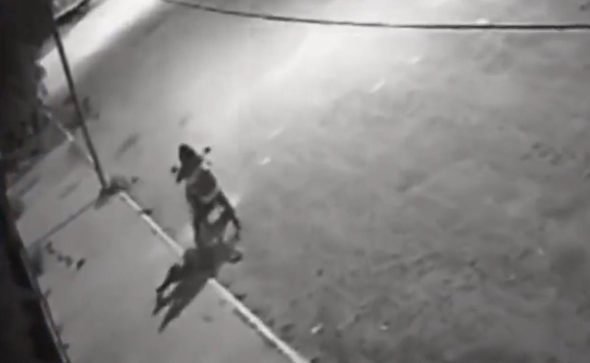 VIDEO. Hombres a bordo de moto abandonan cadáver en la colonia Infonavit Abastos de SLP