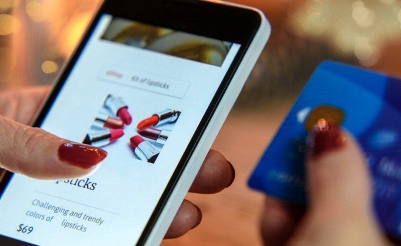  Por qué tu celular puede hacer que gastes más cuando compras por internet