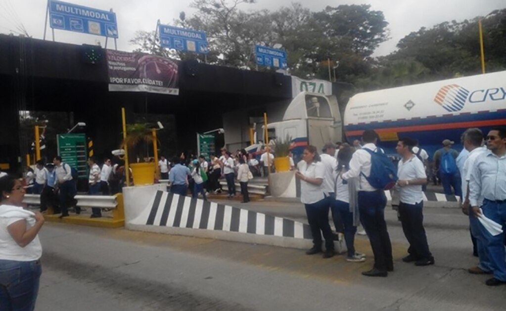 Quienes tomen casetas pueden ser sancionados hasta con 30 años de cárcel, dice FGR