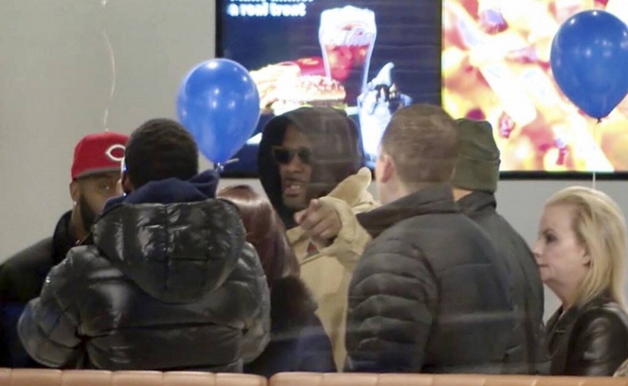  Con cargos de abuso sexual, R. Kelly paga multa y se va a comer una hamburguesa