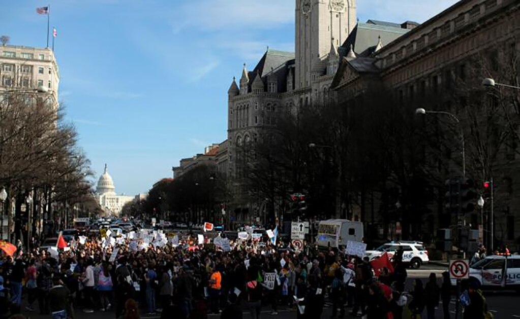 Comunidad LGBT protesta contra el gobierno de EU frente al Hotel Trump