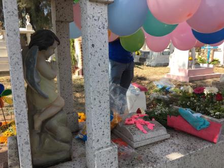 Irma murió al nacer, desde hace 22 años su familia le lleva globos al panteón El Saucito en SLP