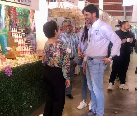 Diseñador Benito Santos recorre la Fenapo junto a Ximena Navarrete y Juan Carlos Valladares