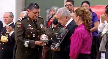 AMLO devela placa y queda inaugurado el Aeropuerto Felipe Ángeles